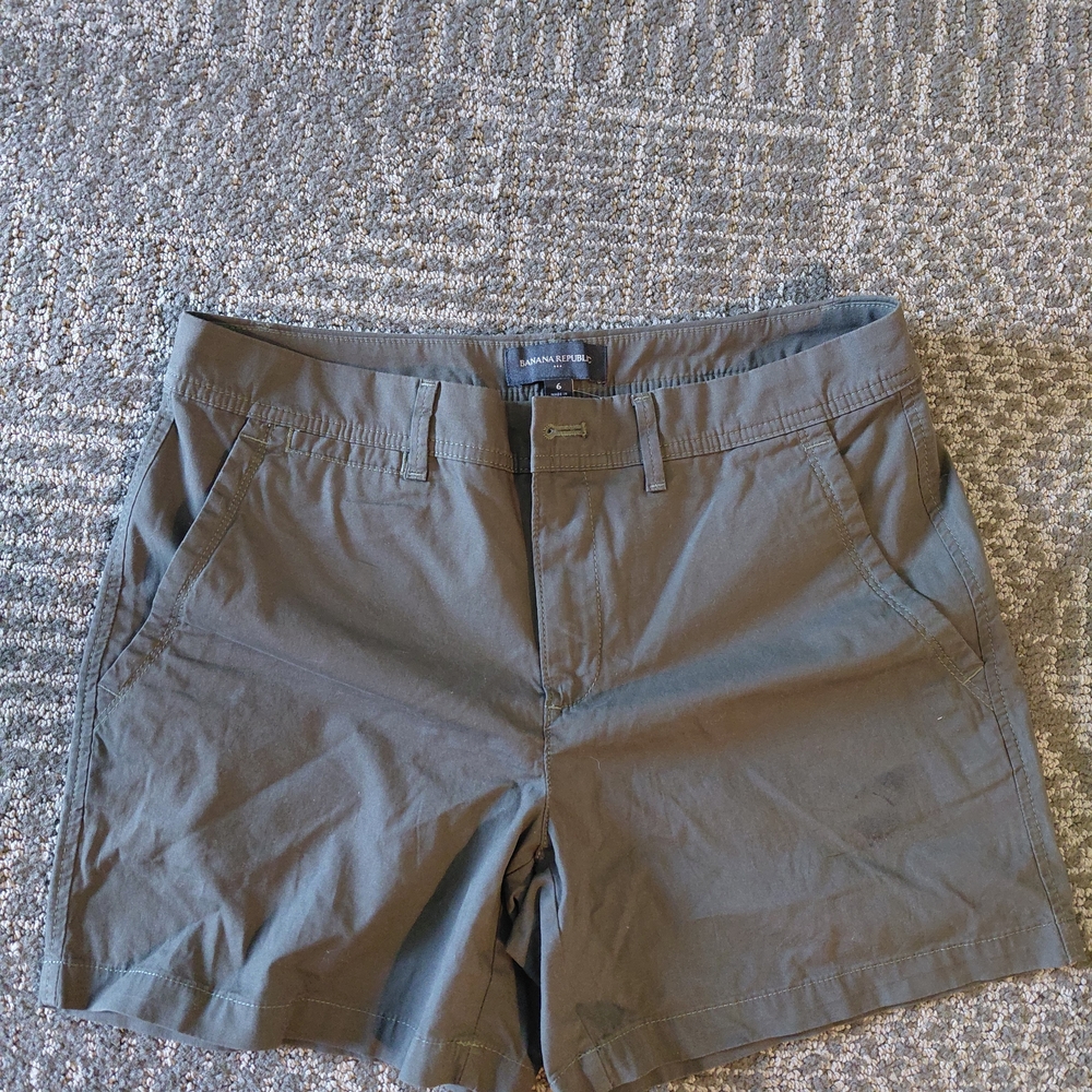 Banana Republic Olive Casual Women’s Shorts